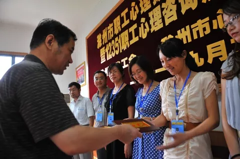 市总工会主席崇敬为职工心理援助志愿者颁发聘书