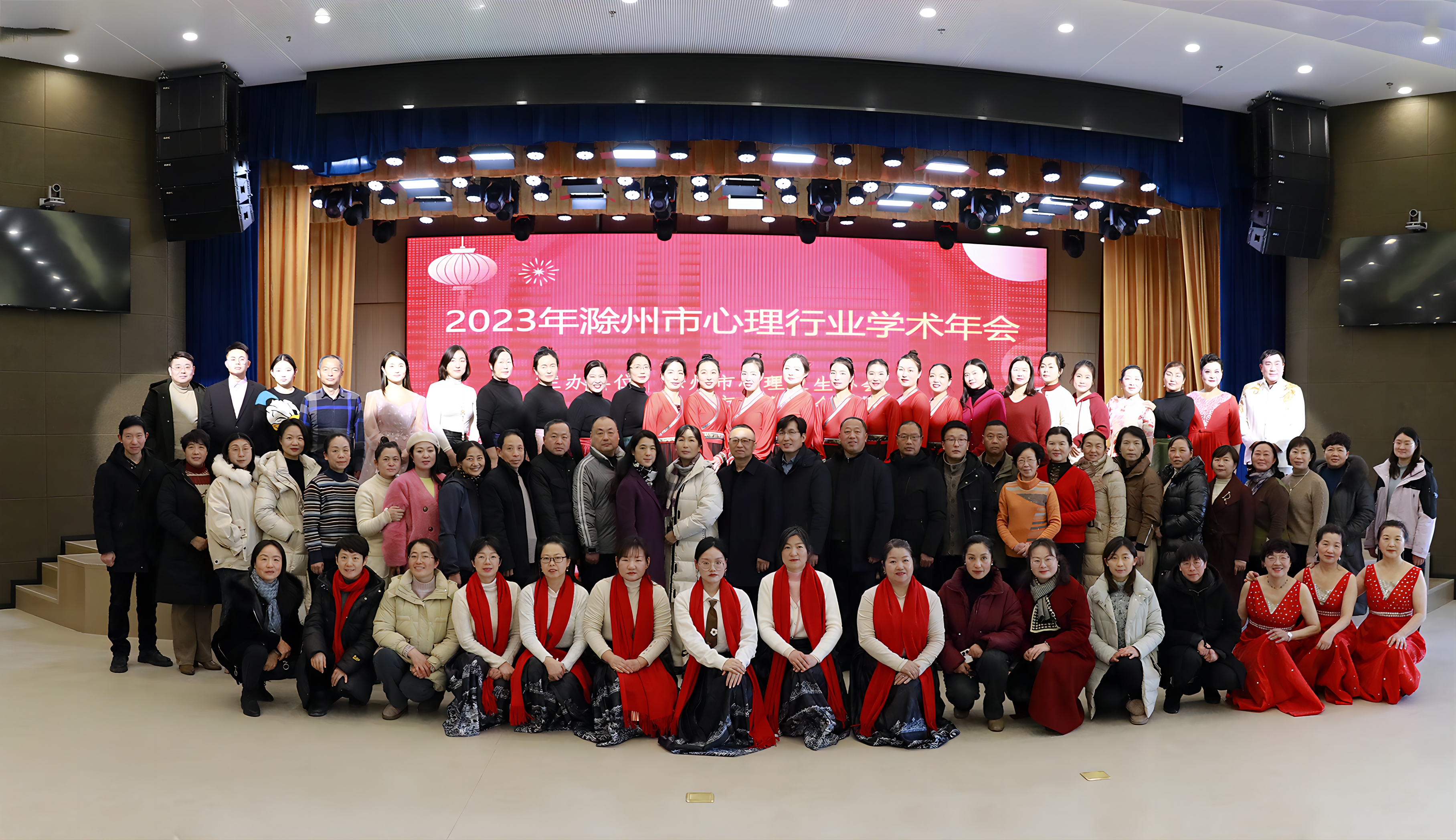 全体合影（舞台）.jpg